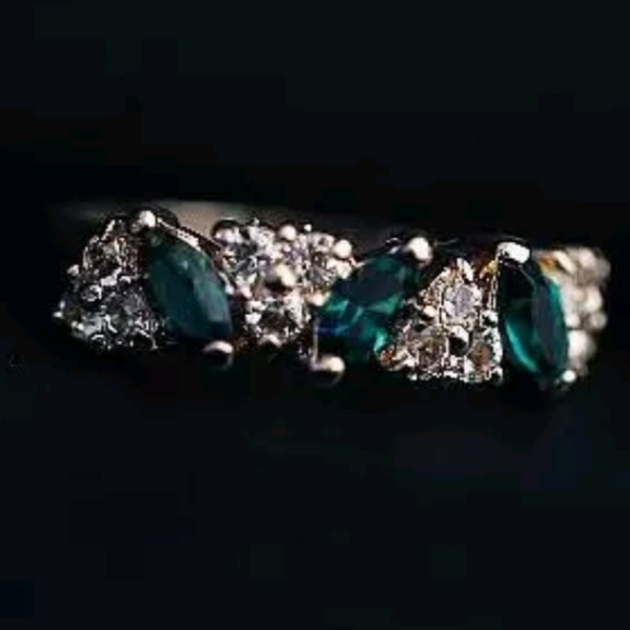 Last one! Vintage Fashion Emerald Crystal Ring 💚 - Picture 2 of 6